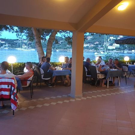 Hotel Paradise Punta Nečujam Екстериор снимка