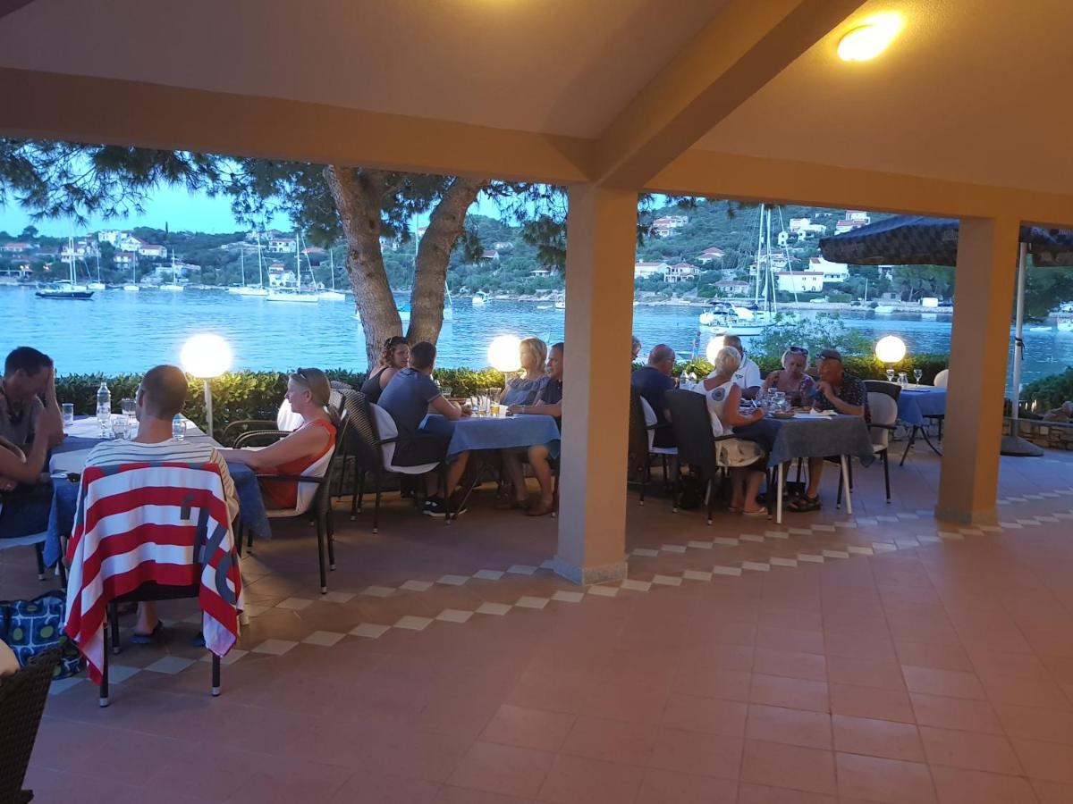 Hotel Paradise Punta Nečujam Екстериор снимка